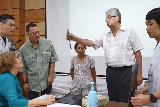 Bác sĩ bệnh viện Bạch Mai cùng các chuyên gia đến từ Hoa Kỳ tiến hành khám cho bệnh nhân