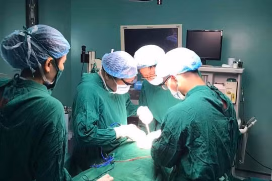 Các bác sĩ thực hiện ca phẫu thuật