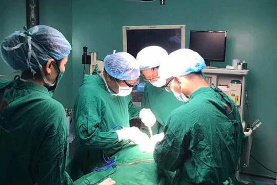 Các bác sĩ thực hiện ca phẫu thuật