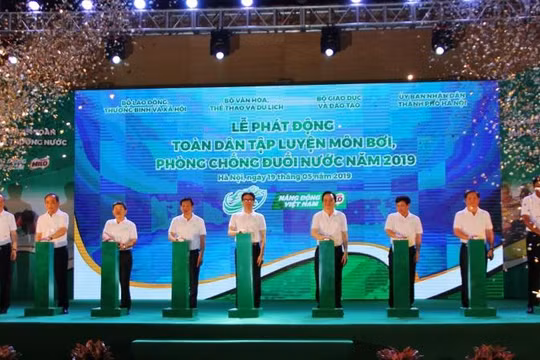 Đại diện lãnh đạo các bộ, ngành tham dự Lễ phát động toàn dân tập luyện môn bơi, phòng chống đuối nước năm 2019. Ảnh: Báo tin tức 