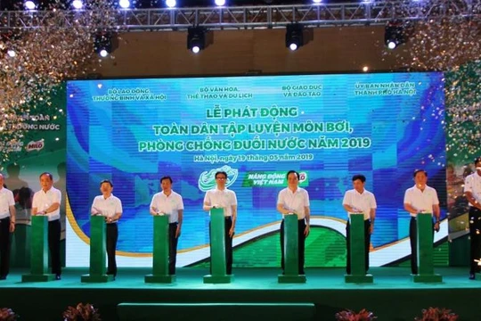 Đại diện lãnh đạo các bộ, ngành tham dự Lễ phát động toàn dân tập luyện môn bơi, phòng chống đuối nước năm 2019. Ảnh: Báo tin tức 