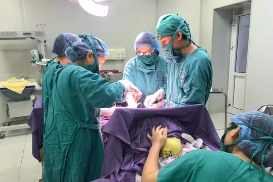 Các bác sĩ phẫu thuật cho sản phụ Châu Thị Mai P.