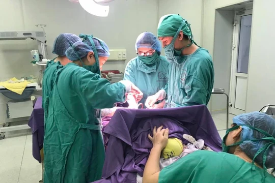 Các bác sĩ phẫu thuật cho sản phụ Châu Thị Mai P.