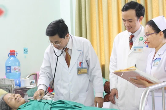 Bác sĩ thăm khám cho bệnh nhân. Ảnh: Internet