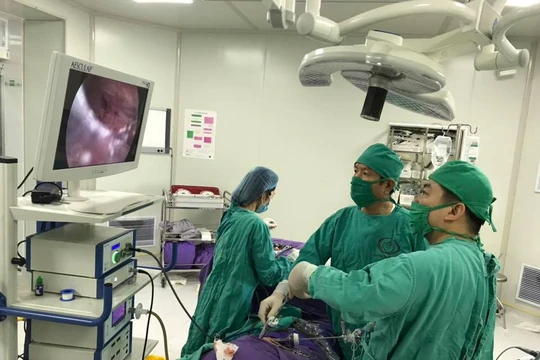 Các BS phẫu thuật nội soi cắt thận trái cho bé 3 tuổi.