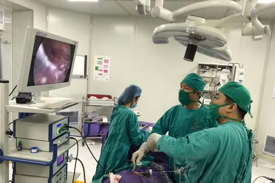 Các BS phẫu thuật nội soi cắt thận trái cho bé 3 tuổi.