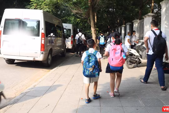 Học sinh ra về. Ảnh: Minh Thúy