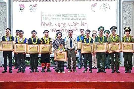 Trao giải thưởng Vừ A Dính cho các cá nhân và tập thể xuất sắc. Ảnh: Báo Nhân dân