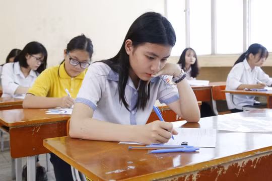 Học sinh căng thẳng trước kỳ thi tuyển sinh vào lớp 10 