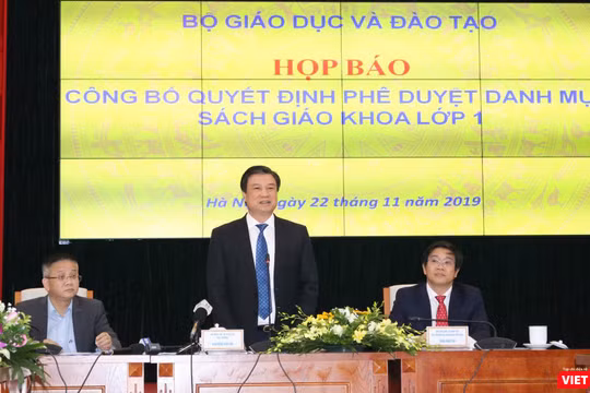 Thứ trưởng Bộ GD&ĐT Nguyễn Hữu Độ phát biểu tại cuộc họp