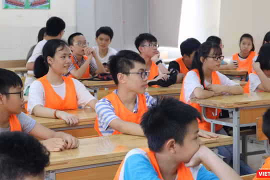 Học sinh nghe giảng. Ảnh: Minh Thúy