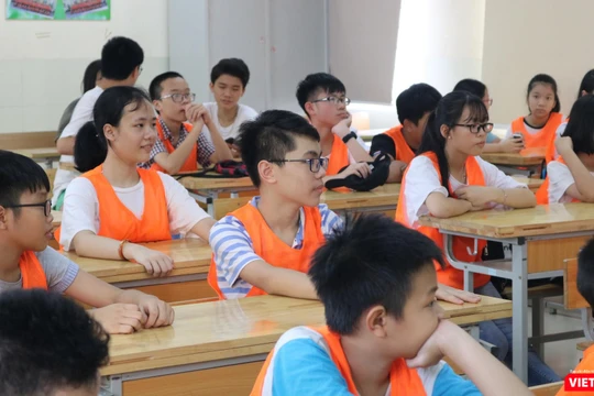 Học sinh nghe giảng. Ảnh: Minh Thúy