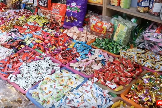 Các sản phẩm bánh kẹo được bày bán rất bắt mắt 