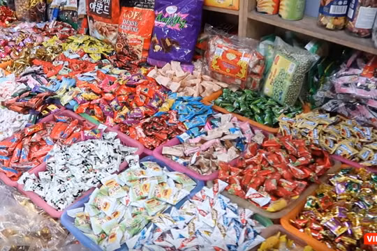 Các sản phẩm bánh kẹo được bày bán rất bắt mắt 