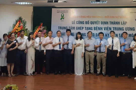 Chương trình “Trao tặng yêu thương – Nối dài sự sống” và lễ công bố quyết định thành lập Trung tâm ghép tạng Bệnh viện Trung ương Huế, phát động phòng trào đăng ký hiến tặng mô, tạng. 