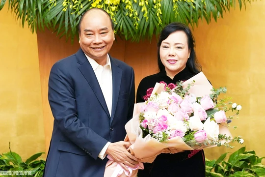 Thủ tướng Nguyễn Xuân Phú chúc mừng nguyên Bộ trưởng Bộ Y tế Nguyễn Thị Kim Tiến. Ảnh: Quang Hiếu