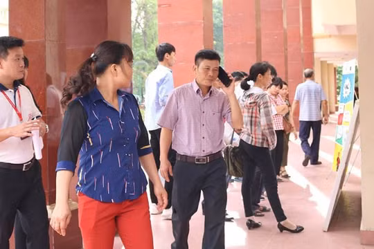 Phụ huynh học sinh. Ảnh: Minh Thúy