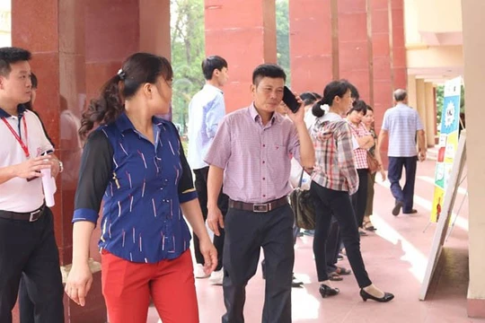 Phụ huynh học sinh. Ảnh: Minh Thúy