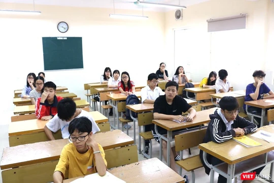 Học sinh chuẩn bị dự thi. Ảnh: Minh Thúy