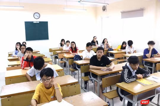 Học sinh chuẩn bị dự thi. Ảnh: Minh Thúy