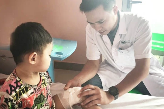 BS. Phùng Công Sáng thăm khám cho một bệnh nhi 