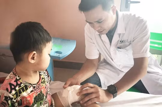 BS. Phùng Công Sáng thăm khám cho một bệnh nhi 