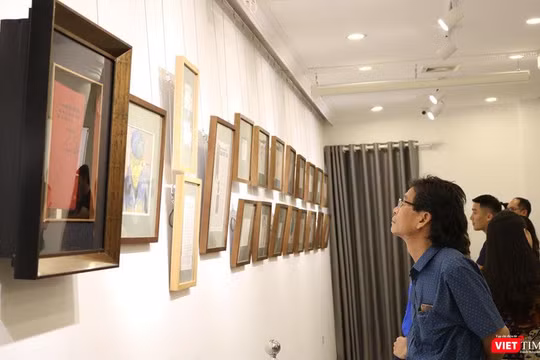 Khách tham quan triển lãm “Ông Phái vẽ ông Đạm”. Ảnh: Minh Thúy