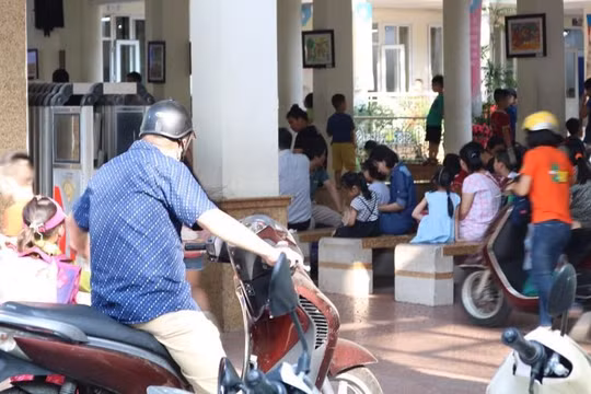 Phụ huynh đón con sau khi tan trường. Ảnh: Minh Thúy