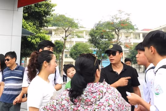 Phụ huynh và học sinh trao đổi sau kỳ thi. Ảnh: Minh Thúy