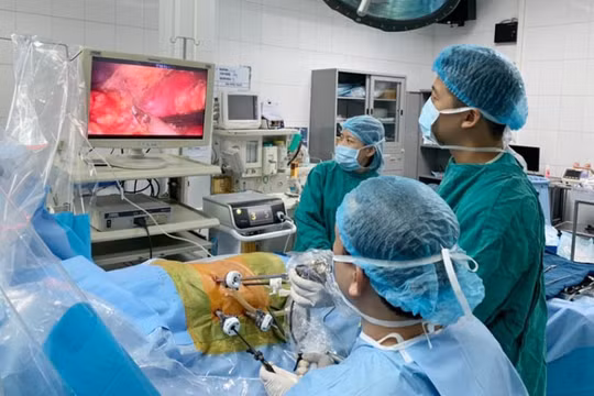 Các bác sĩ tiến hành nội soi lấy thận từ người cho 