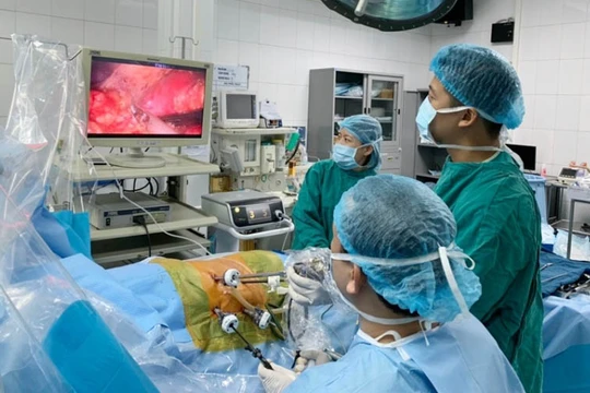 Các bác sĩ tiến hành nội soi lấy thận từ người cho 