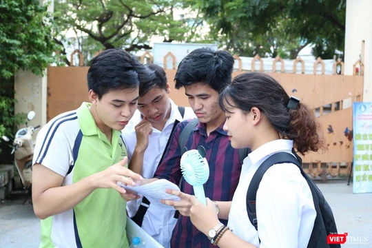 Thí sinh trao đổi sau khi thi xong môn Ngoại ngữ tại diểm thi Trường THPT Nguyễn Trãi - Ba Đình. Ảnh: Minh Thúy