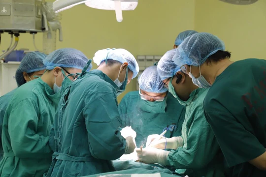 Ekip phẫu thuật cho bệnh nhân T. 