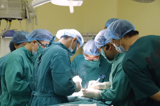 Ekip phẫu thuật cho bệnh nhân T. 