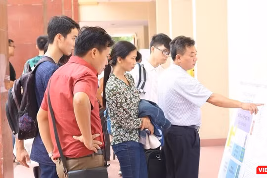 Phụ huynh học sinh. Ảnh: Minh Thúy