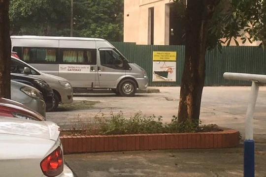 Xe chở học sinh tại bãi đỗ xe của ký túc xá Học viện Báo chí và Tuyên truyền. Ảnh: Minh Thúy