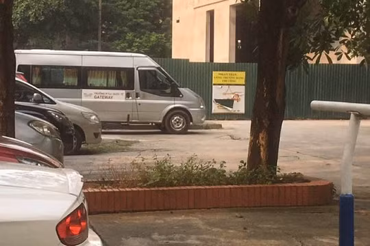 Xe chở học sinh tại bãi đỗ xe của ký túc xá Học viện Báo chí và Tuyên truyền. Ảnh: Minh Thúy