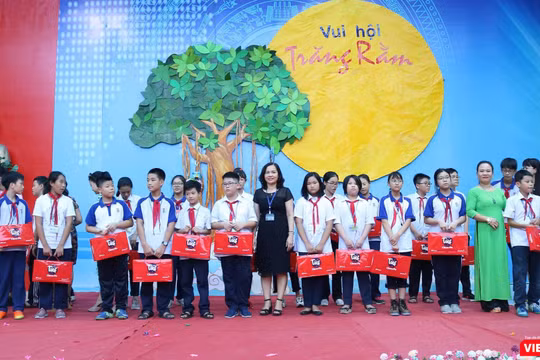 Tặng quà cho học sinh có hoàn cảnh khó khăn, vươn lên trong học tập. Ảnh: Minh Thúy