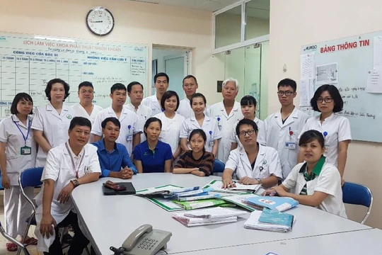 Anh Nhi (giữa) cùng bố mẹ và tập thể các y bác sĩ khoa Phẫu thuật nhiễm khuẩn trước ngày nhập học