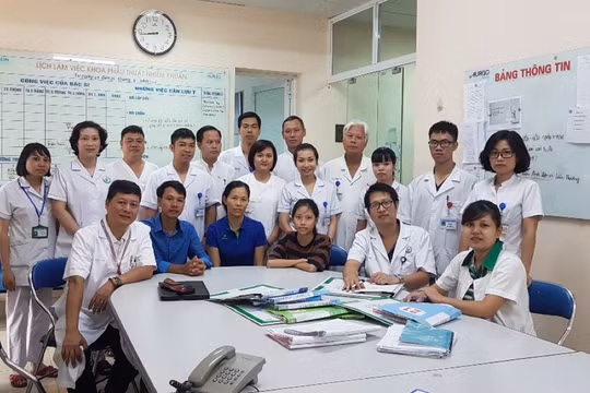 Anh Nhi (giữa) cùng bố mẹ và tập thể các y bác sĩ khoa Phẫu thuật nhiễm khuẩn trước ngày nhập học