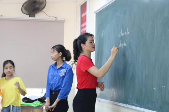 Giáo viên giảng dạy trên lớp. Ảnh: Minh Thúy