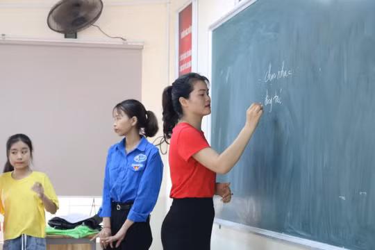 Giáo viên giảng dạy trên lớp. Ảnh: Minh Thúy