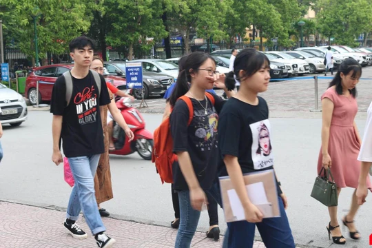 Sinh viên trong ngày nhập học. Ảnh: Minh Thúy