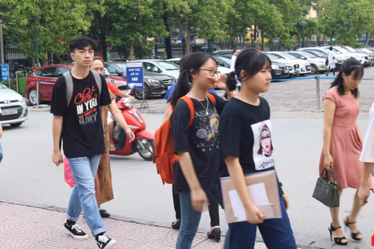 Sinh viên trong ngày nhập học. Ảnh: Minh Thúy