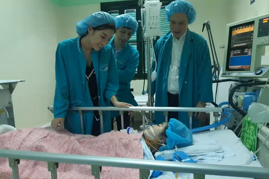 Hoa hậu Đỗ Mỹ Linh thăm bé Chi tại bệnh viện