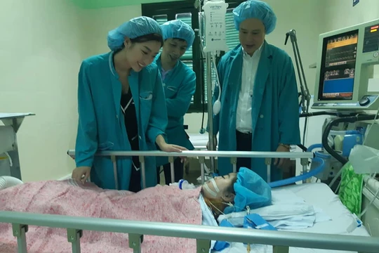 Hoa hậu Đỗ Mỹ Linh thăm bé Chi tại bệnh viện