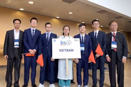 Đội tuyển quốc gia Việt Nam dự thi Olympic Vật lí quốc tế lần thứ 50