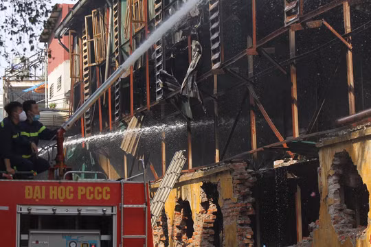 Chữa cháy tại kho nhà máy bóng đèn phích nước Rạng Đông