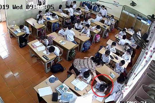 Hình ảnh cắt từ clip ghi lại hành vi của cô giáo Nguyễn Thị Thu Trang