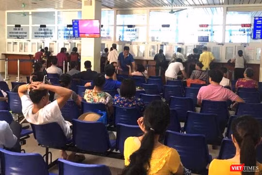 Bệnh nhân chờ khám bệnh. 